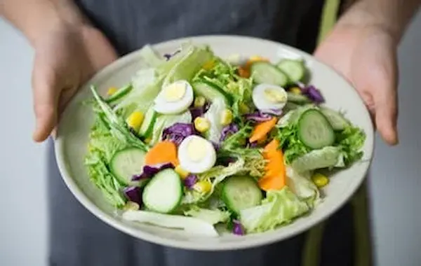 Ilustrasi Salad Sayur Zucchini